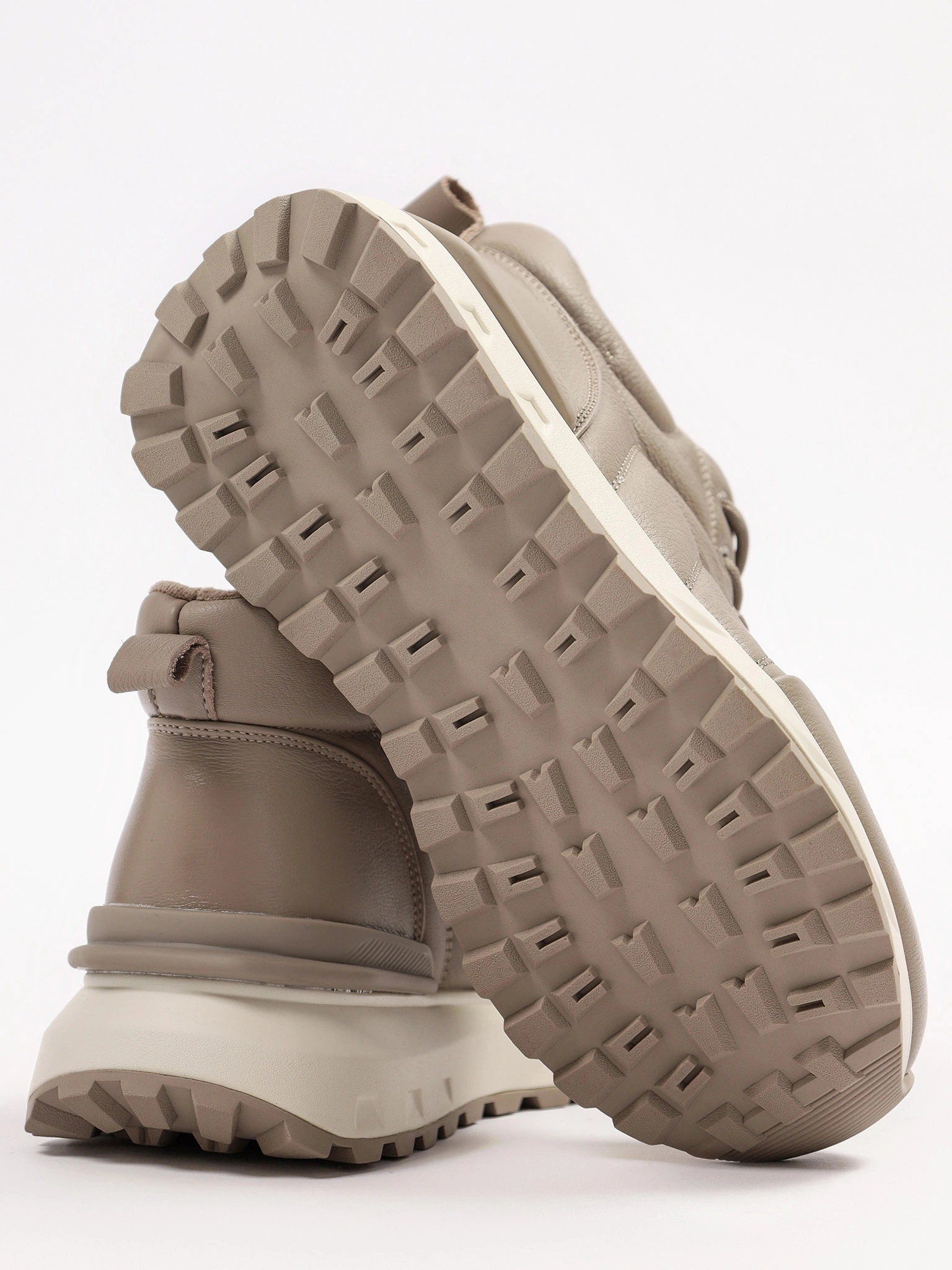 Кроссовки серого цвета на средней рельефной подошве